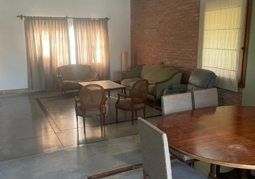 Casa en alquiler en barrio abierto Las Tardes, Roldan. 